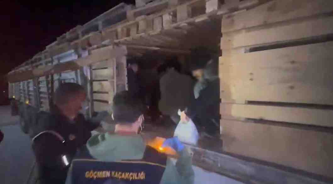 Ahşap Paletler Arasına GizlenmişlerdiBitlis Emniyet Müdürlüğü ekipleri tarafından kent merkezinde