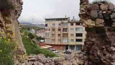 
Urartular döneminden kalan Oltu Kalesi’nde yaşanan yıkım, ilçe halkını endişelendirdi.