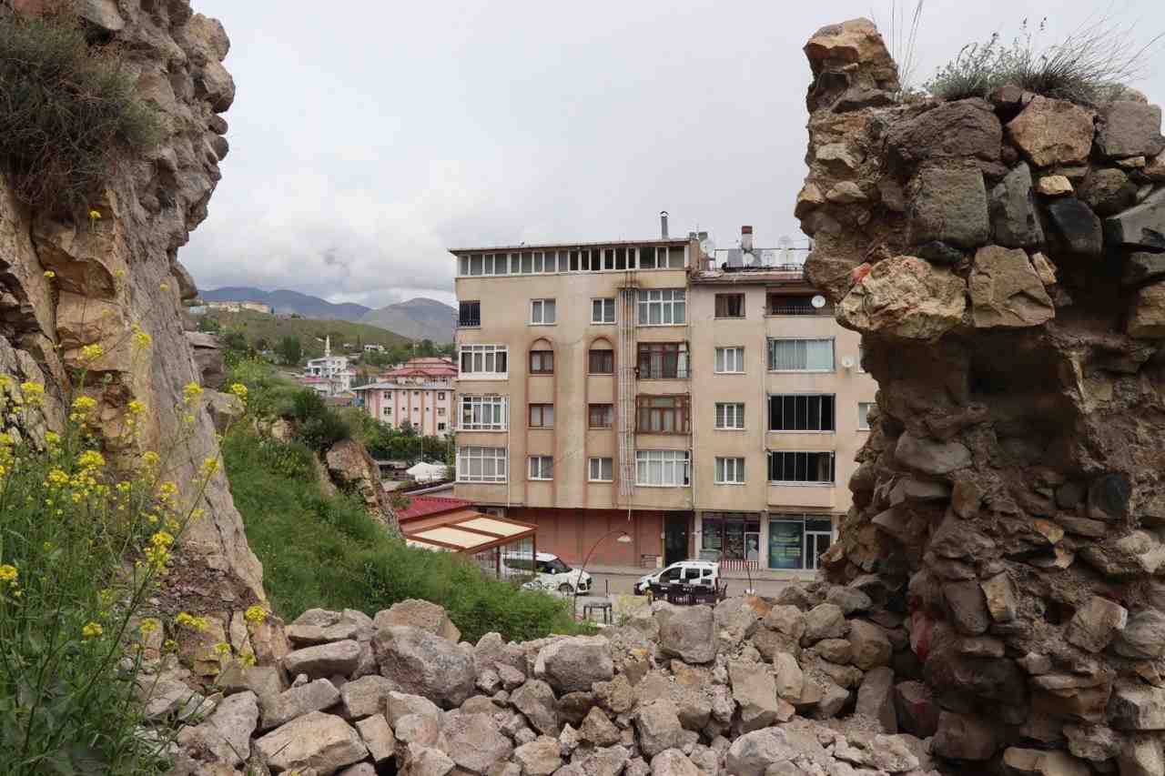
Urartular döneminden kalan Oltu Kalesi’nde yaşanan yıkım, ilçe halkını endişelendirdi.