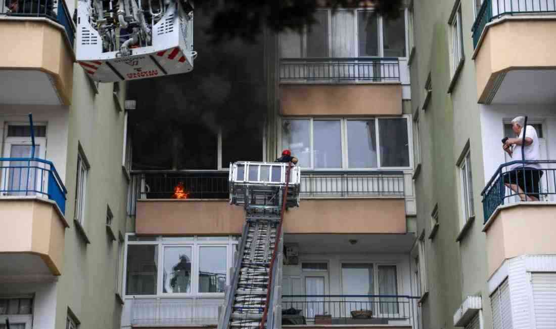 Antalya’nın Kepez ilçesinde 15 katlı bir binanın 3’üncü katında çıkan