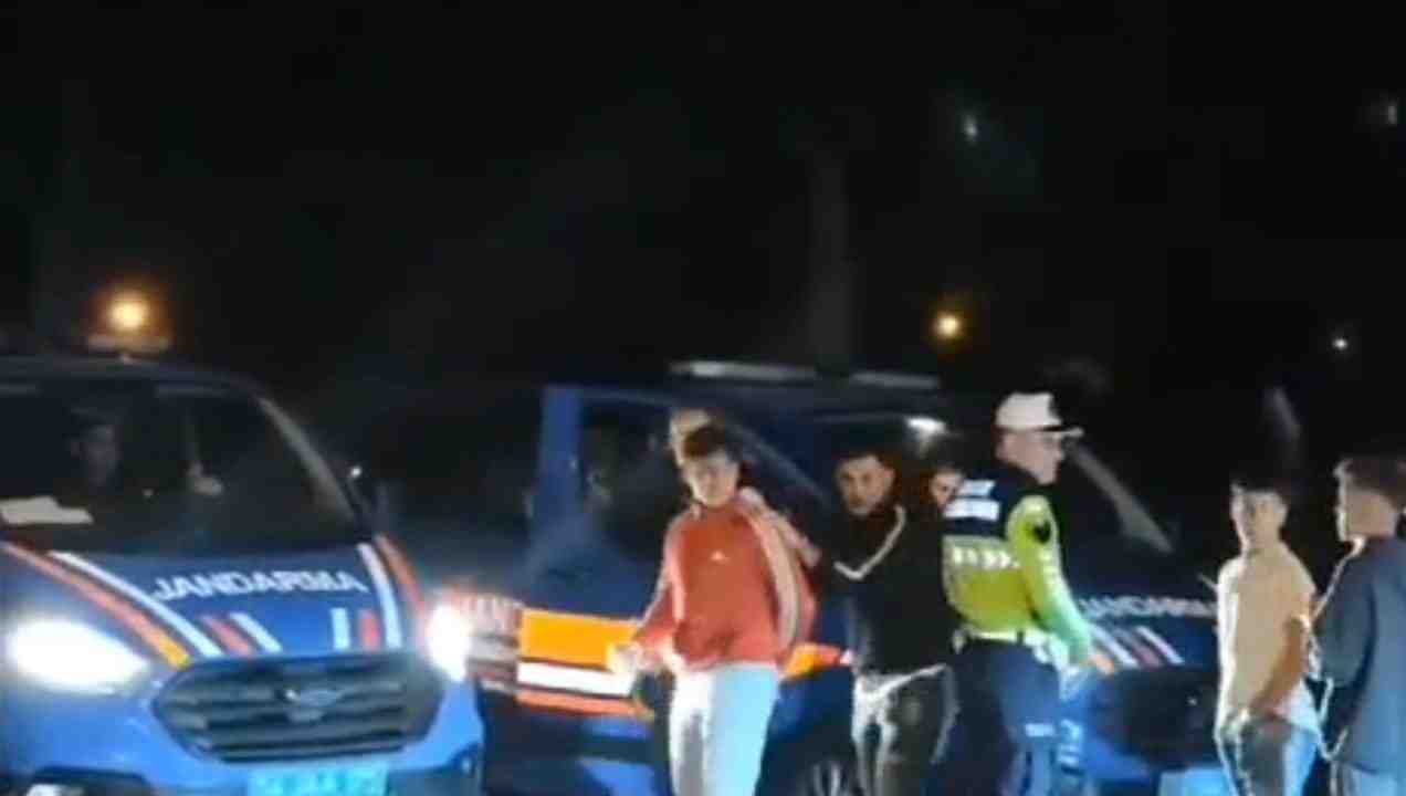 Akyazı’da Gece Yarışı Jandarmaya TakıldıSakarya’nın Akyazı ilçesi Osmanbey Mahallesi’nde, motosikletli