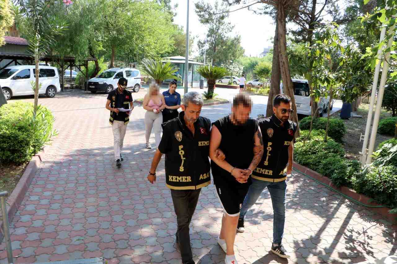 Sosyal Medyada Tanışıp Tuzağa Düşürdüler Antalya’nın Kemer ilçesinde tatile gelen