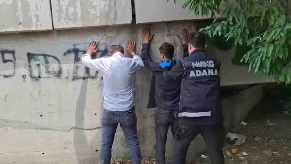 Park, Bahçe ve Köprü Altlarında DenetimAdana Emniyet Müdürlüğü’ne bağlı Narkotik