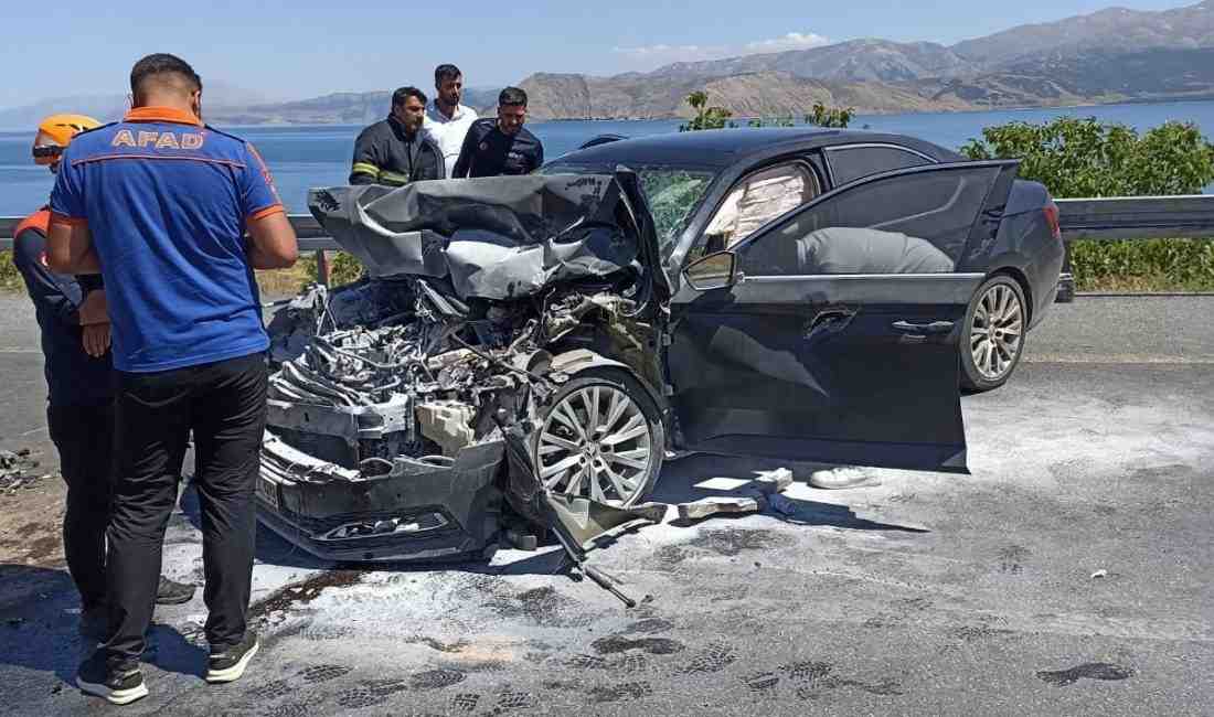 Bitlis’in Tatvan ilçesinde, Adilcevaz Kaymakamı Nurhalil Özçelik’in bulunduğu makam aracı,
