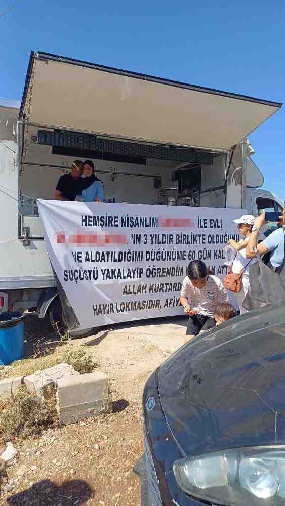 Adana’da bir genç, nişanlısının kendisini aldattığını iddia ederek dikkat çeken