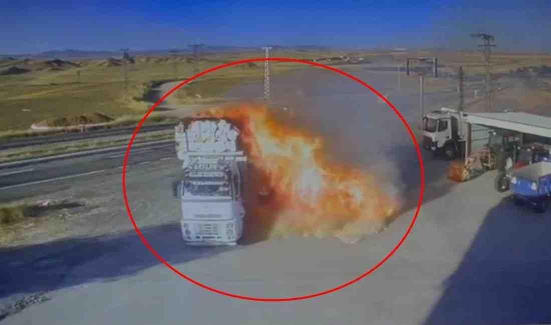 Diyarbakır-Silvan kara yolunda seyir halindeyken alev alan saman yüklü bir