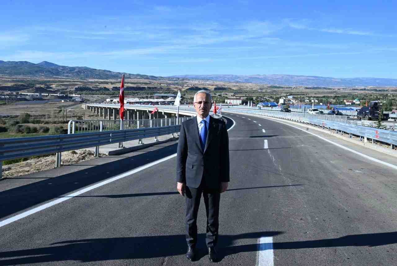 Bakan Uraloğlu Bayram Trafiğini Değerlendirdi Ulaştırma ve Altyapı Bakanı Abdulkadir
