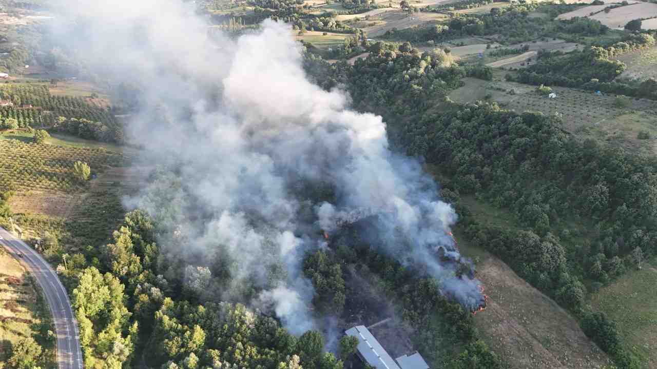 Bursa’nın İnegöl ilçesinde, çöplük alanda çıkan yangın kısa sürede büyüyerek