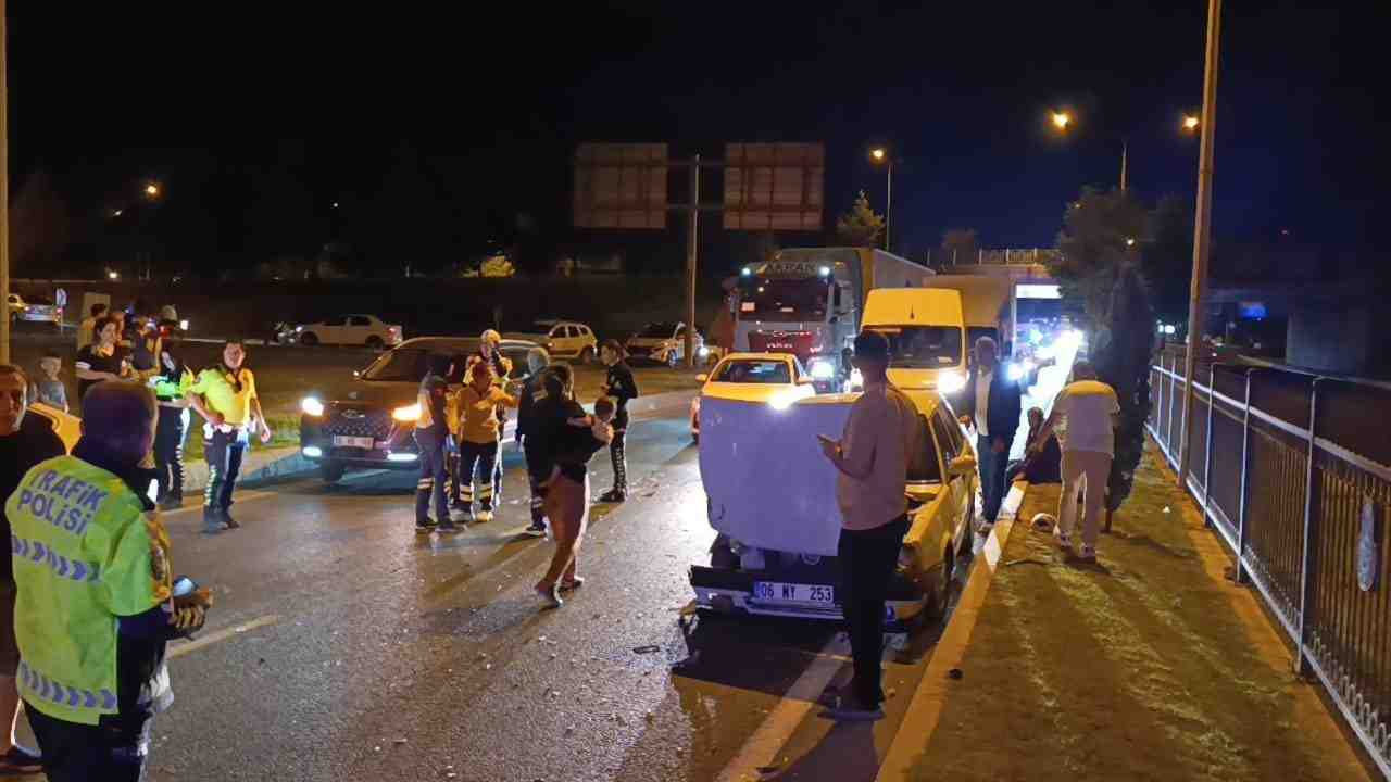 Bursa’nın İnegöl ilçesinde gece saatlerinde meydana gelen trafik kazasında 2’si