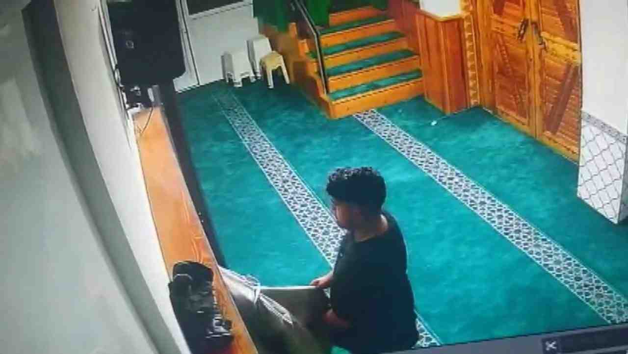 Yatsı Namazı Sonrası Camiye Geri Dönüp Hırsızlık Yaptı Sakarya’nın Akyazı