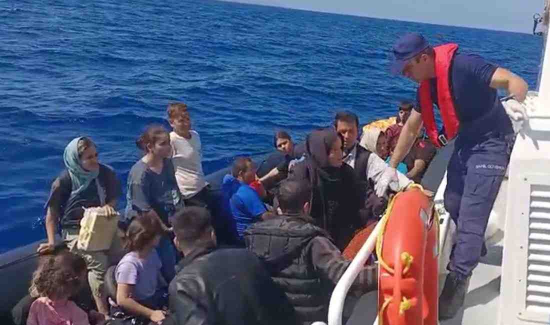 Çanakkale’nin Ayvacık ilçesi açıklarında motor arızası nedeniyle denizde sürüklenen lastik