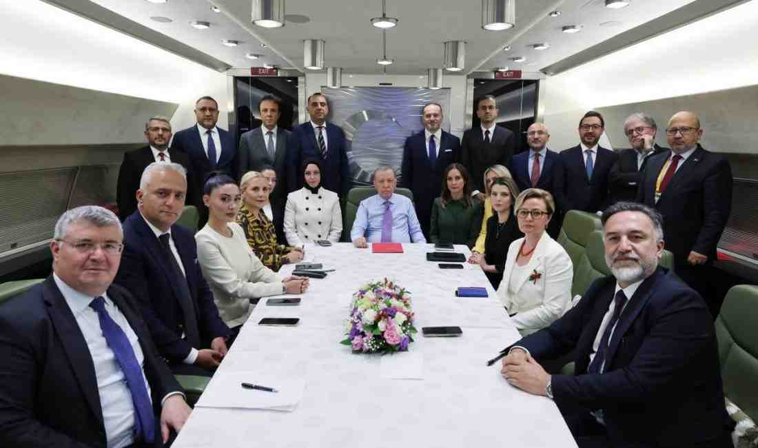 Cumhurbaşkanı Recep Tayyip Erdoğan, Hollanda’daki NATO Liderler Zirvesi dönüşü uçakta
