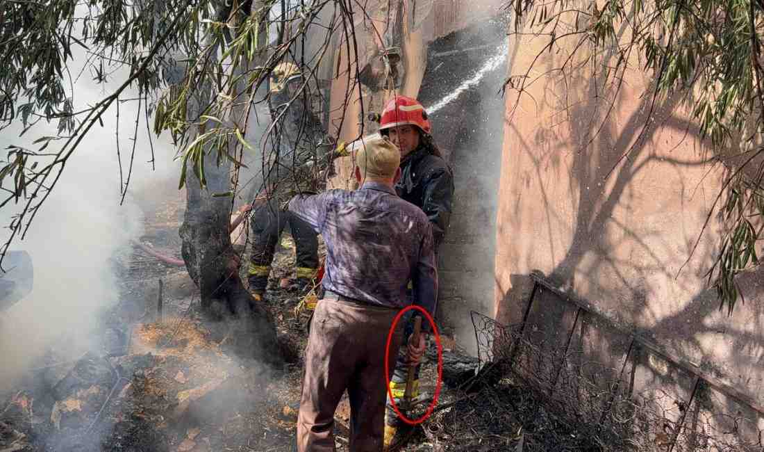 İtfaiyenin Müdahalesiyle Yangın Büyümeden Söndürüldü Kepez ilçesinde bir müstakil evin