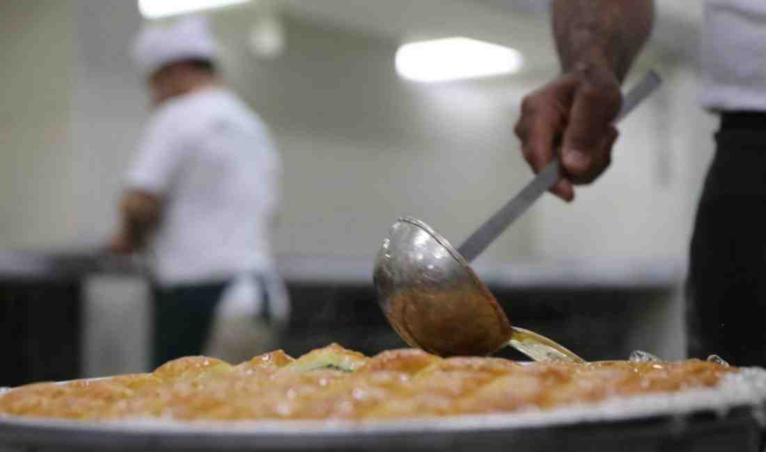Bayram Öncesi 24 Saat Mesai BaşladıGaziantep’te baklava ustaları, Kurban Bayramı’na