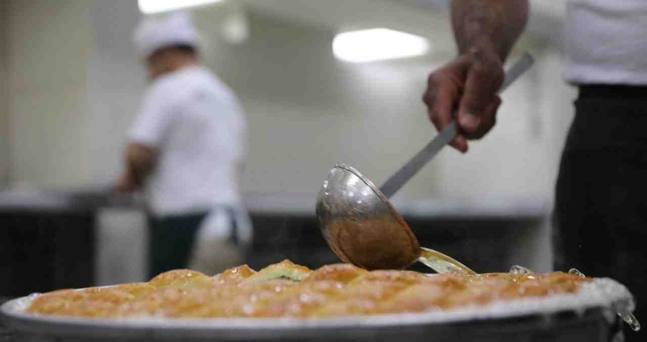 Bayram Öncesi 24 Saat Mesai BaşladıGaziantep’te baklava ustaları, Kurban Bayramı’na