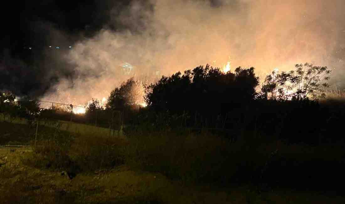 Hatay’ın Samandağ ilçesine bağlı Hıdırbey Mahallesi’nde gece saatlerinde çıkan yangın
