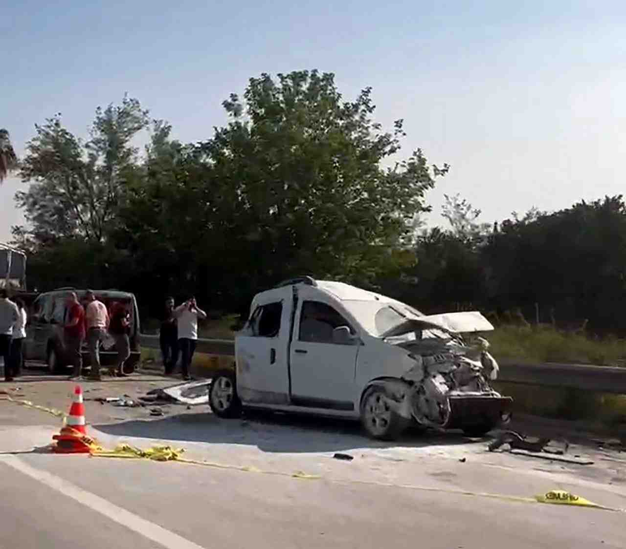 Kamyon kontrolden çıktı, 3 araca çarptıHatay’ın Erzin ilçesinde sabah saatlerinde