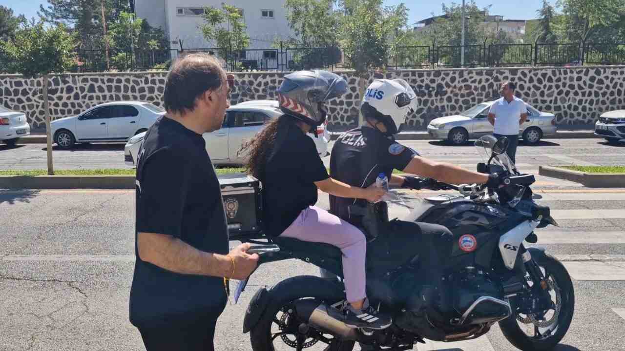 Diyarbakır’da Yükseköğretim Kurumları Sınavı’nın (YKS) ilk oturumunda, sınav yerlerini karıştıran