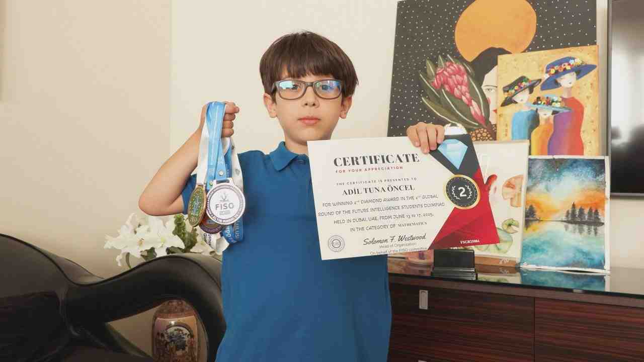 İstanbul’da yaşayan 7 yaşındaki Adil Tuna Öncel, Geleceğin Dahileri Öğrenci