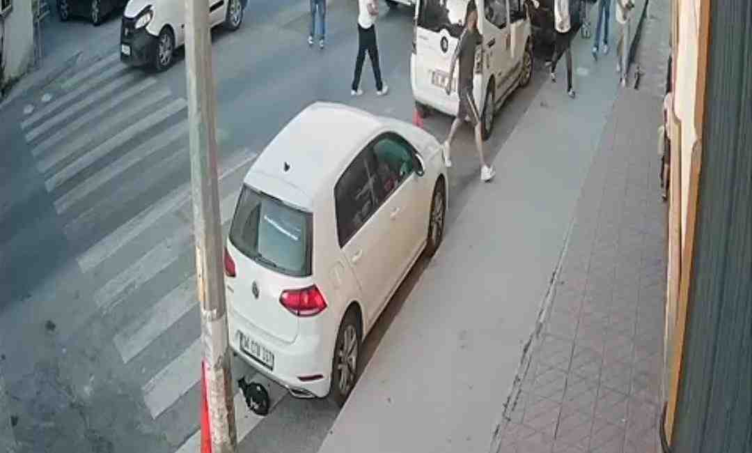 Minibüsle geldiler, iş yerine saldırdılarİstanbul Arnavutköy’de minibüsle gelen kalabalık bir