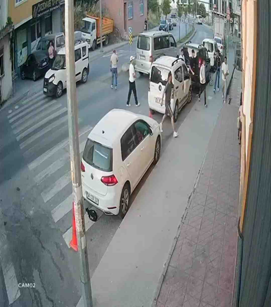 Minibüsle geldiler, iş yerine saldırdılarİstanbul Arnavutköy’de minibüsle gelen kalabalık bir