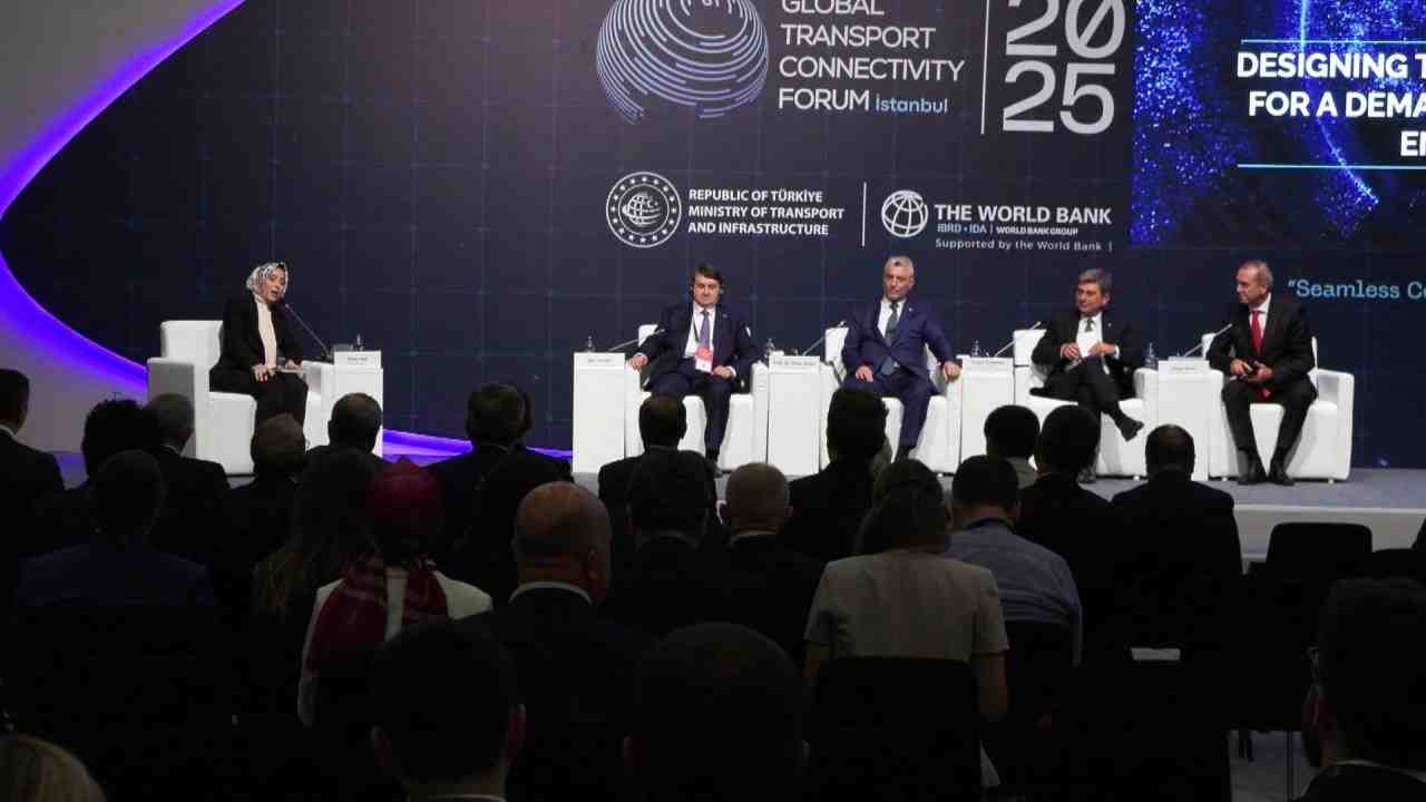Ticaret Bakanı Ömer Bolat, İstanbul Kongre Merkezi’nde düzenlenen Küresel Ulaştırma