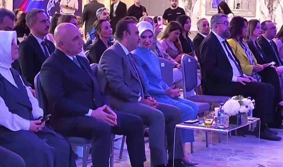 İstanbul’da düzenlenen “Türkiye Teknolojide Kız Öğrenciler Yapay Zeka Farkındalık Araştırması