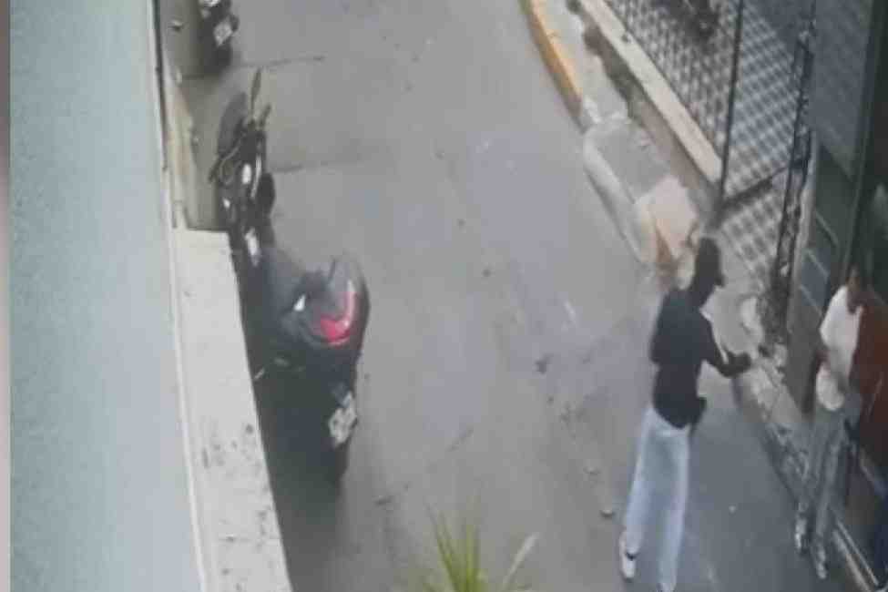 Beyoğlu’nda Kıraathane Önünde Silahlı Saldırı: 2 Şüpheli Yakalandı Maskeli Saldırgan Güpegündüz Ateş Açtıİstanbul Beyoğlu’nda, kıraathane önünde bekleyen İbrahim