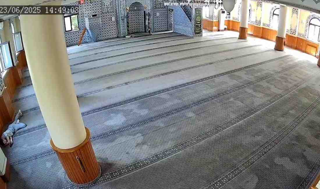 İstanbul Sancaktepe’de bir camide yaşanan hırsızlık olayı, güvenlik kameralarına yansıdı.