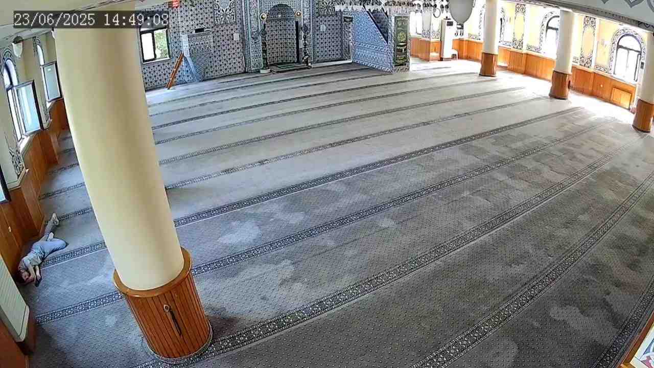 İstanbul Sancaktepe’de bir camide yaşanan hırsızlık olayı, güvenlik kameralarına yansıdı.