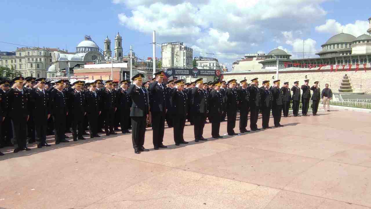 Jandarma Teşkilatı’nın 186’ncı kuruluş yıldönümü dolayısıyla İstanbul Taksim Cumhuriyet Anıtı’nda