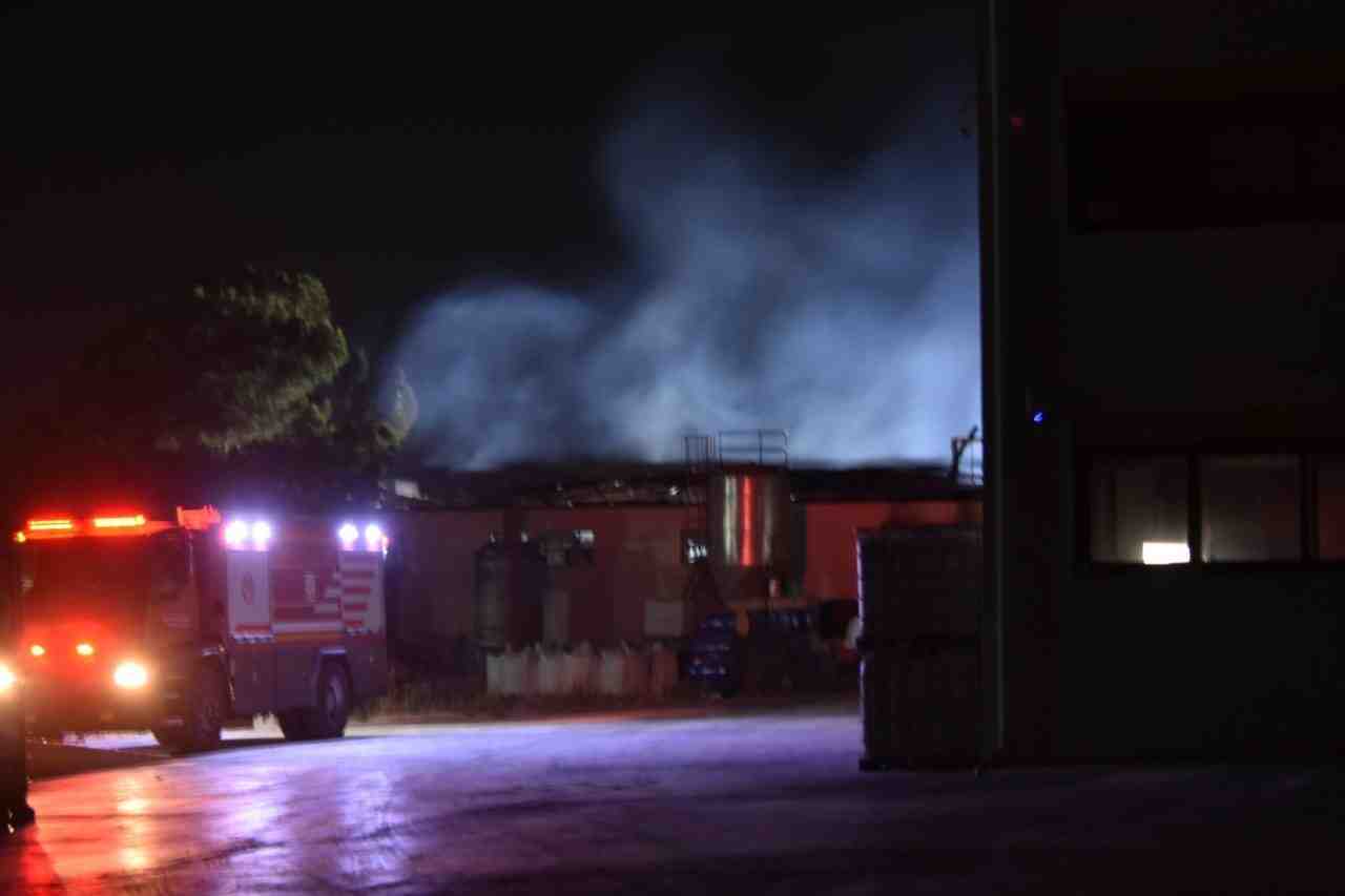 İzmir’in Kemalpaşa ilçesinde bulunan bir kimya fabrikasında gece saatlerinde çıkan