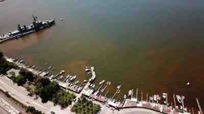 Kocaeli’nin İzmit ilçesinde deniz yüzeyinde gözlemlenen kahverengi renk değişimi halk
