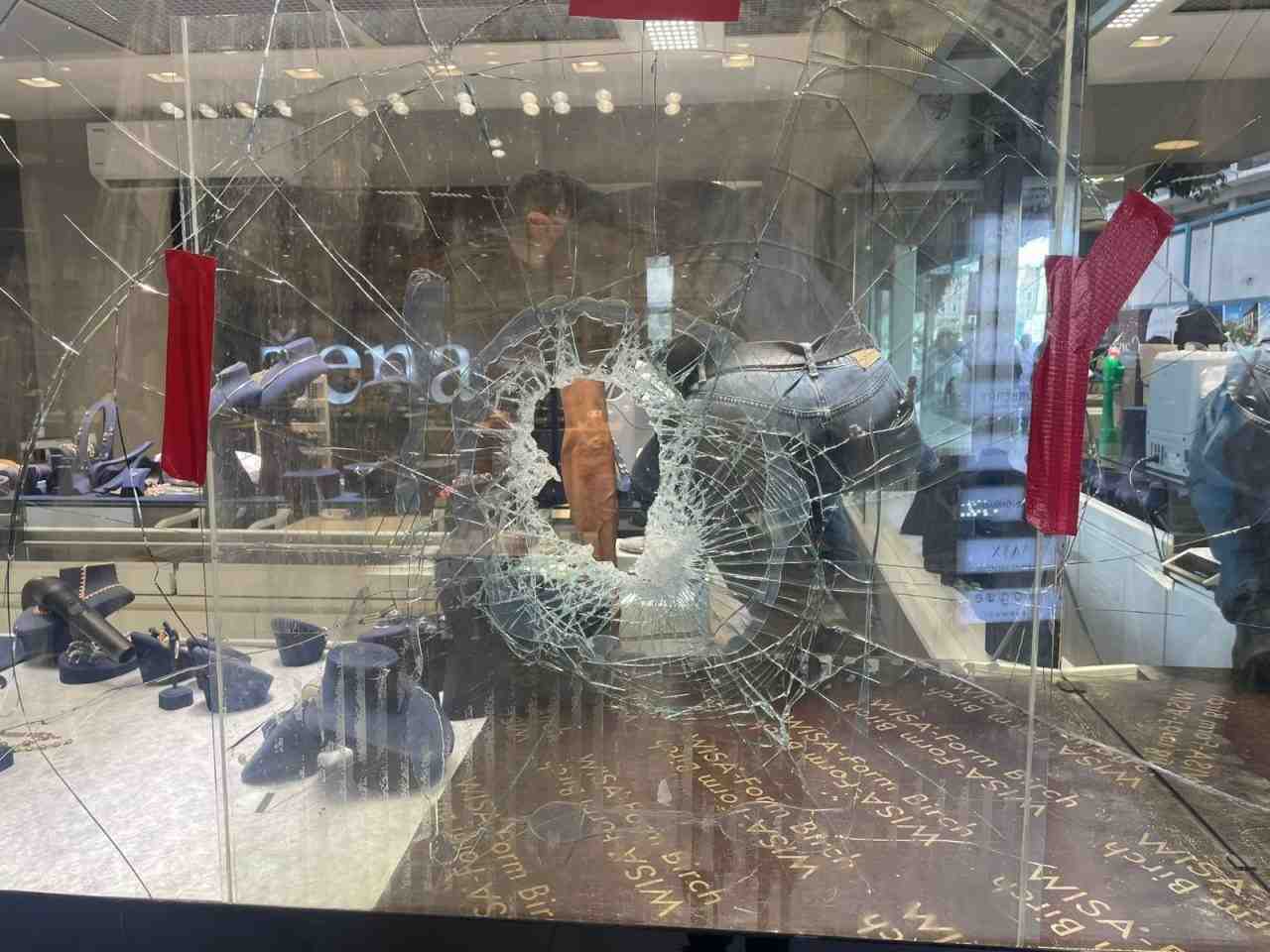 Pasajdaki Dükkan Gece Saatlerinde Hedef AlındıSakarya’nın Adapazarı ilçesi Çark Caddesi’nde