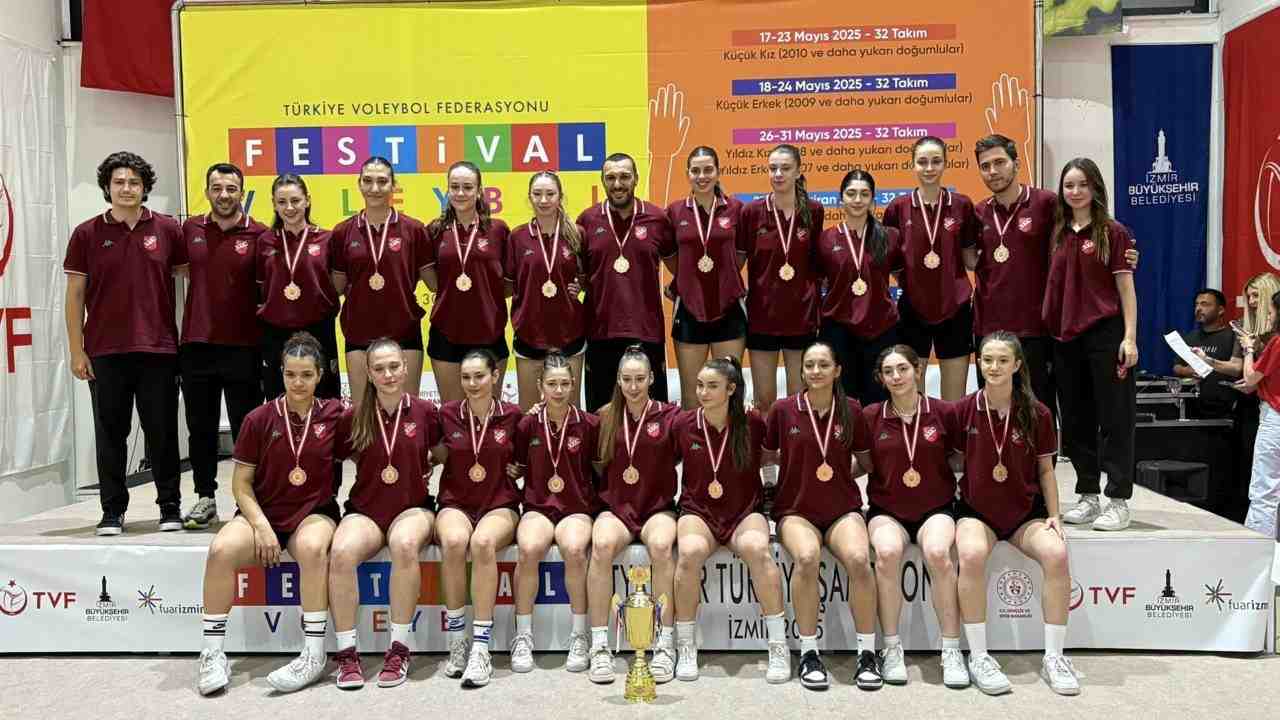 Aynı Sezonda Çifte Başarı Karşıyaka Spor Kulübü, voleybol altyapısındaki başarısına