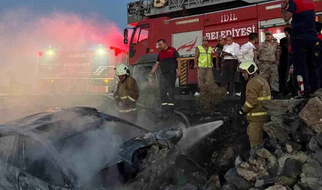 Şırnak’ın Cizre ilçesinde meydana gelen trafik kazasında, yol kenarındaki kayaya