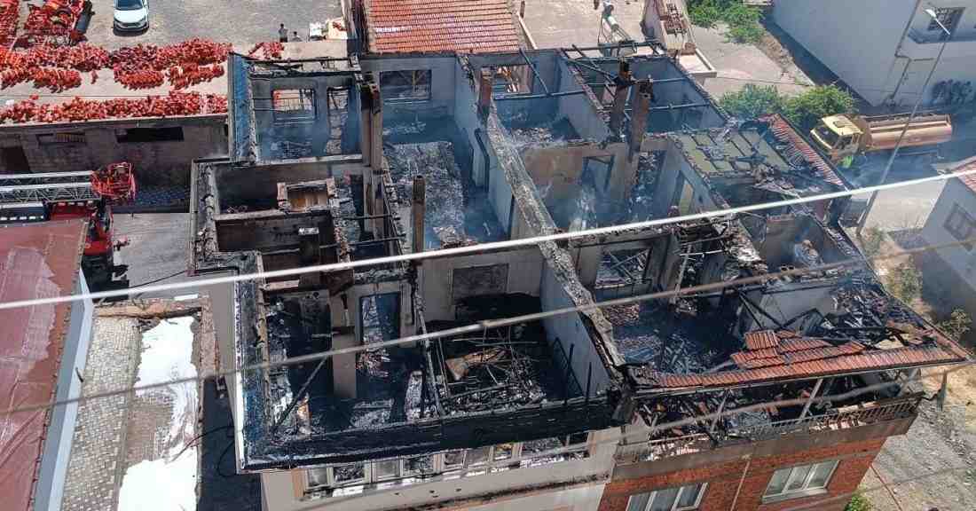 Kayseri’nin Yeşilhisar ilçesinde 3 katlı bir binanın en üst katında