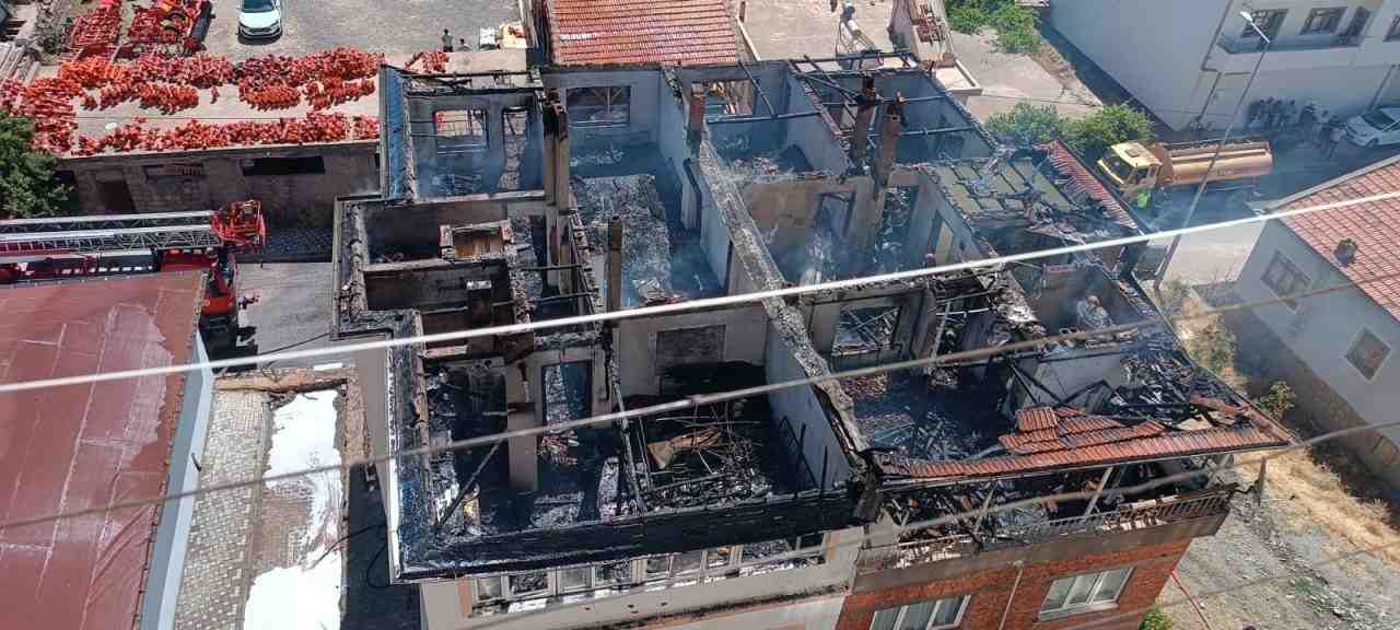 Kayseri’nin Yeşilhisar ilçesinde 3 katlı bir binanın en üst katında