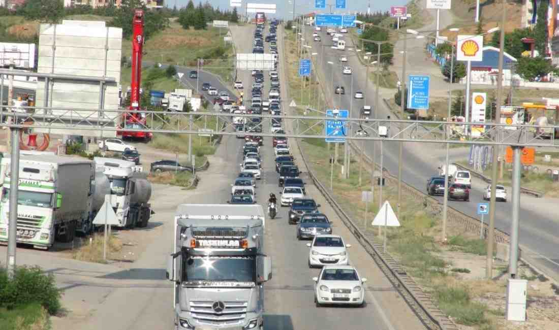 “Kilit Kavşak”ta Araç Kuyrukları Oluştu Kurban Bayramı’nın 3’üncü gününde memleketlerinden dönen