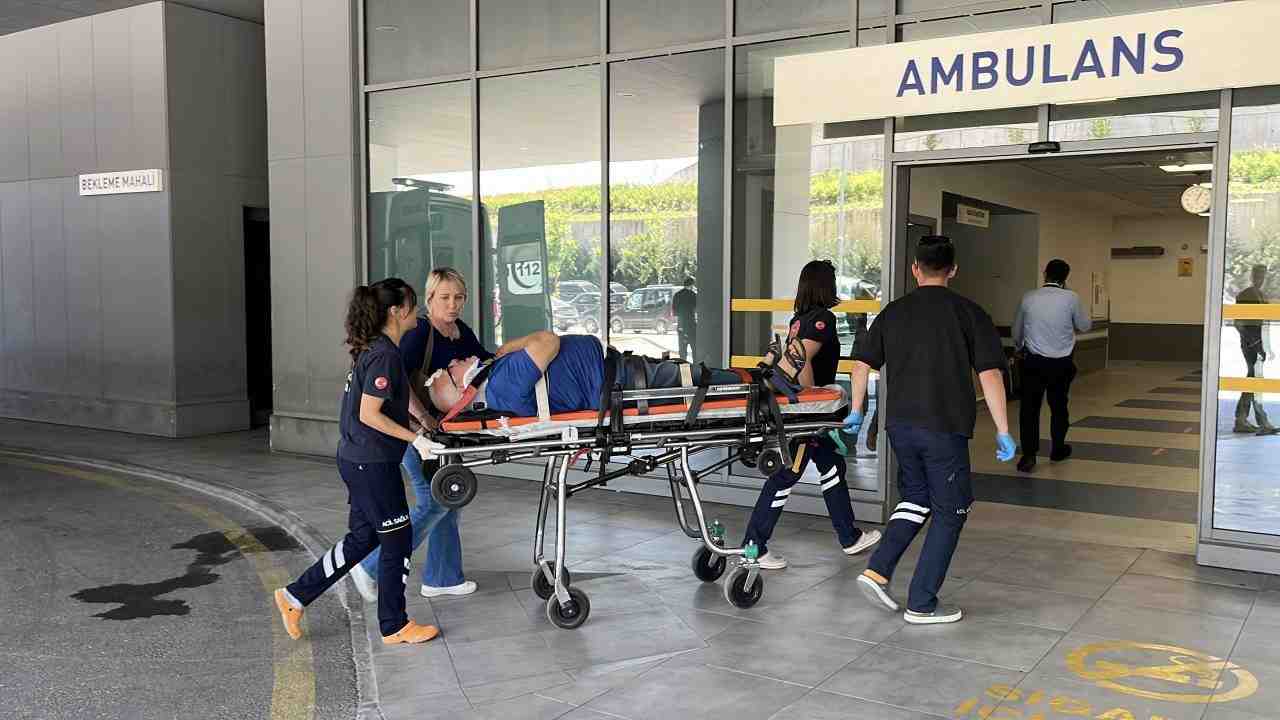 Kontrolden Çıkan Araç Ağaca ÇarptıKocaeli’nin Kandıra ilçesinde meydana gelen trafik