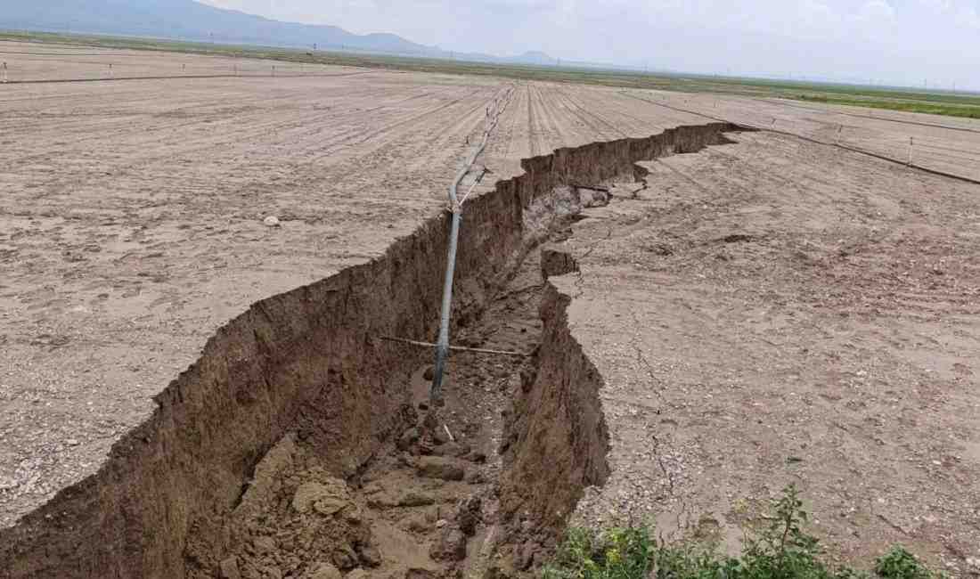 Kuraklık ve Yağışın Ardından Toprakta Derin Yarık Konya’nın Karapınar ilçesi