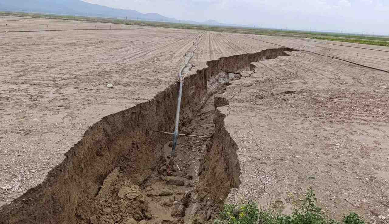 Kuraklık ve Yağışın Ardından Toprakta Derin Yarık Konya’nın Karapınar ilçesi
