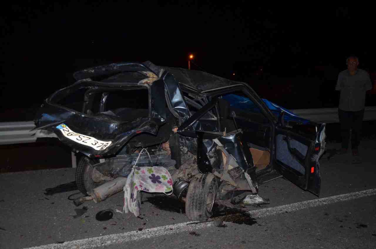 Kütahya’nın Tavşanlı ilçesinde meydana gelen trafik kazasında iki otomobilin kavşakta