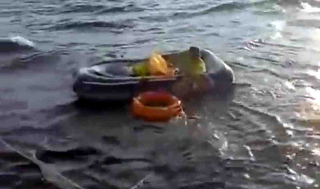 Tekirdağ’ın Süleymanpaşa ilçesinde, Marmara Denizi’ne lastik botla açılan bir kişi,
