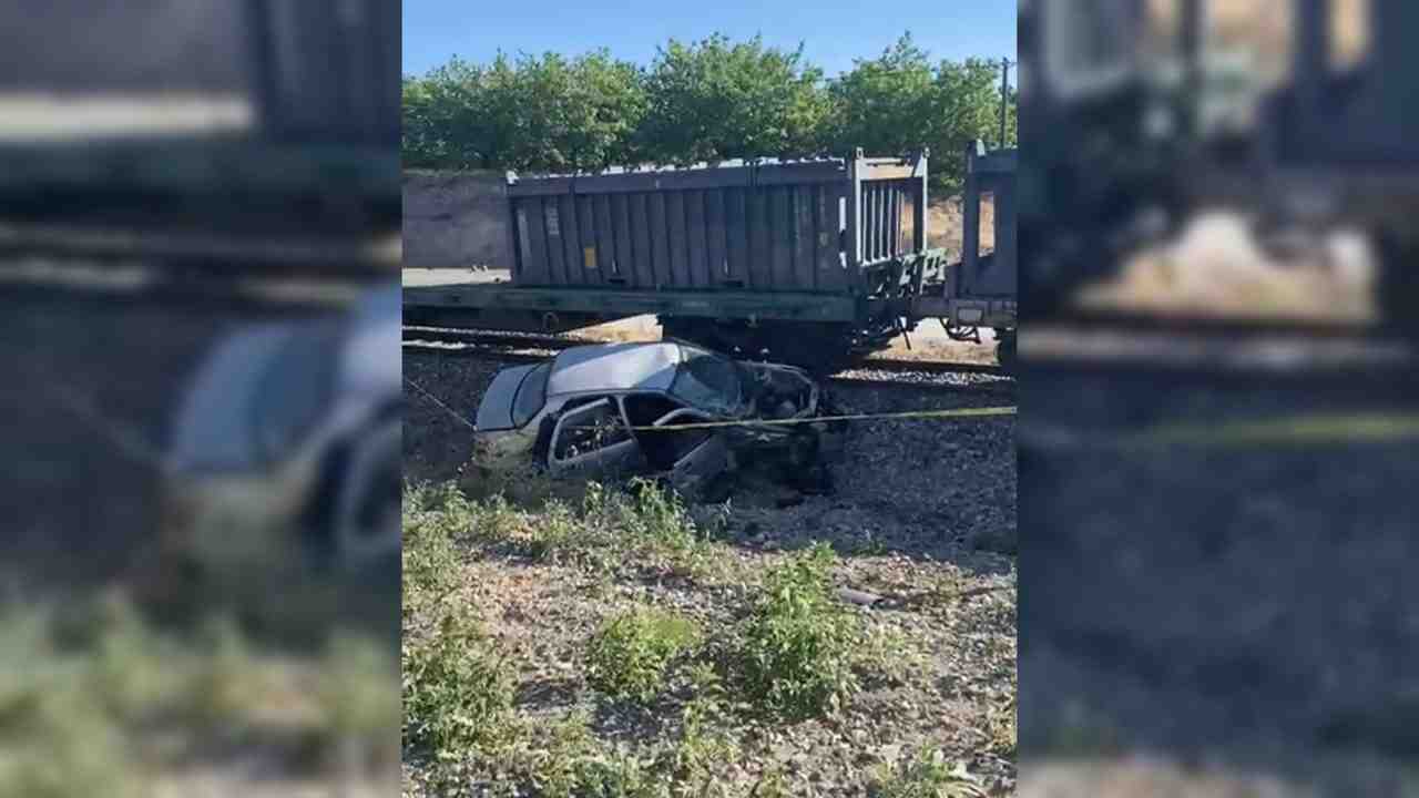 Yük Treni Hemzemin Geçitte Otomobile Çarptı Malatya’nın Battalgazi ilçesine bağlı