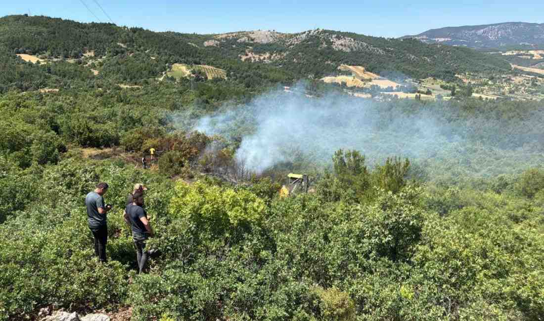 Yangına Havadan ve Karadan MüdahaleManisa’nın Gördes ilçesi Dağdere Mahallesi yakınlarında