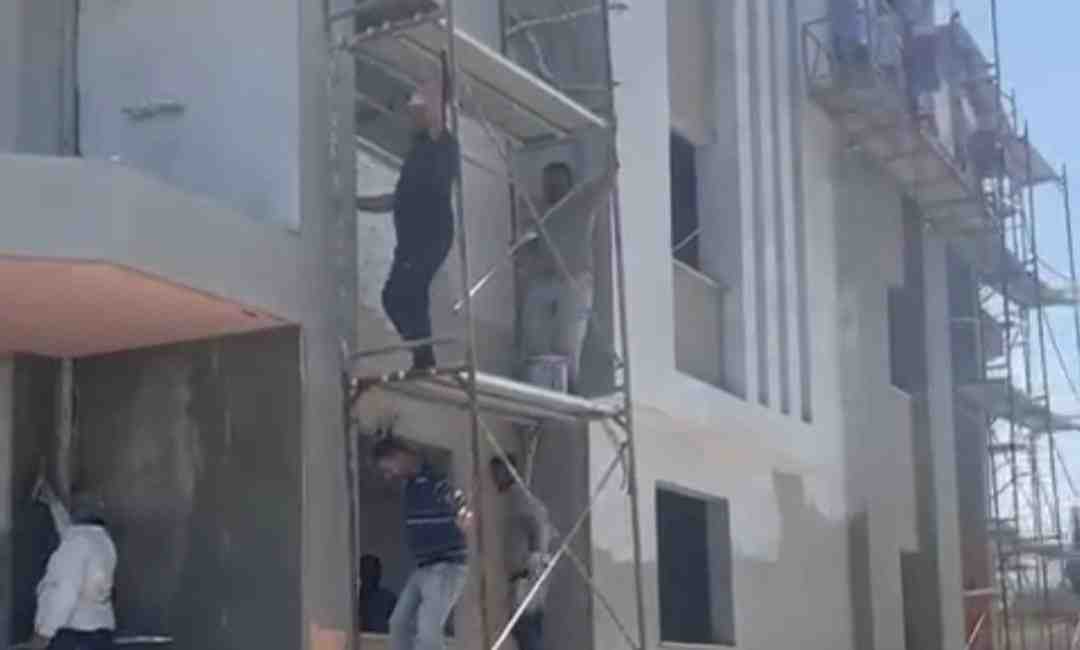 Hatay’ın Arsuz ilçesinde, konut inşaatında çalışan işçilere moral vermek isteyen