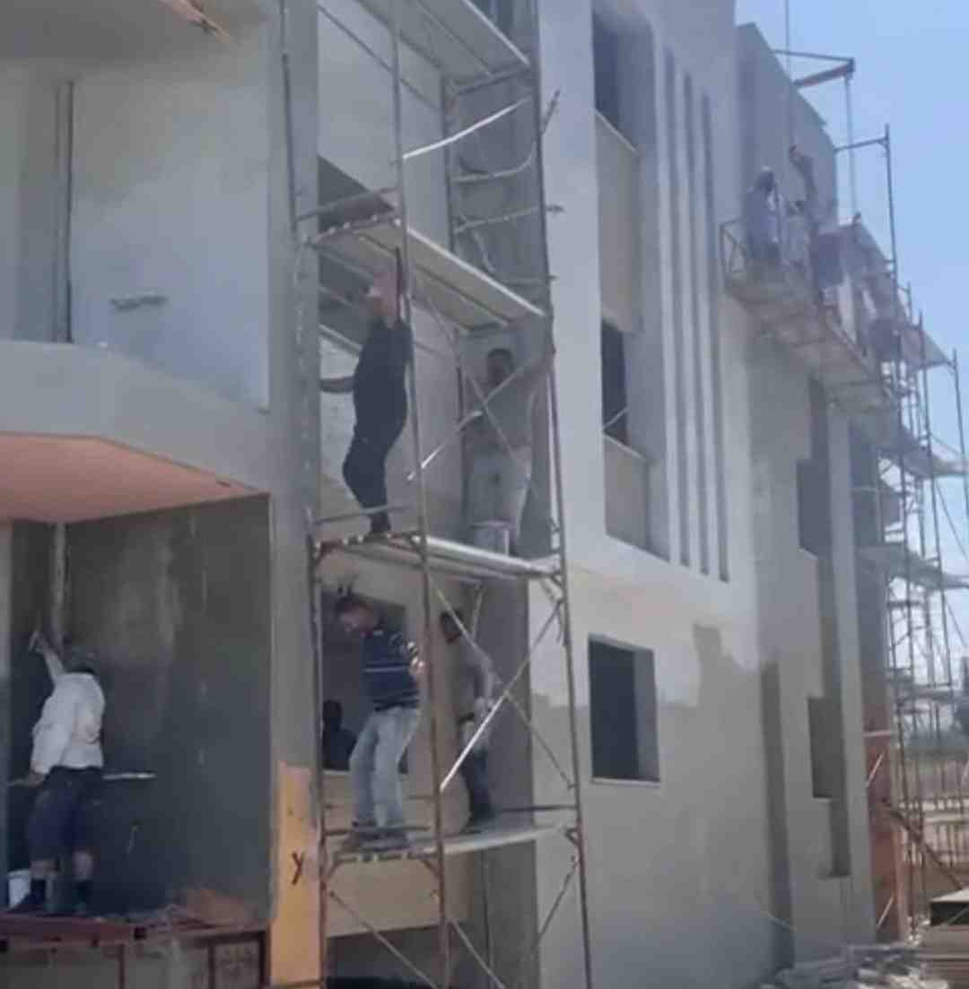 Hatay’ın Arsuz ilçesinde, konut inşaatında çalışan işçilere moral vermek isteyen
