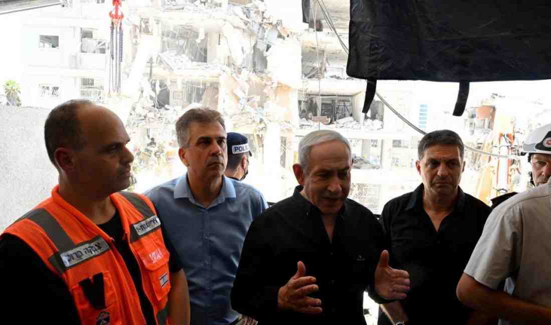 Bat Yam’daki Füze Saldırısı Sonrası Netanyahu Sahadaİsrail Başbakanı Binyamin Netanyahu,