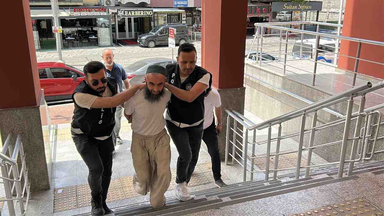 İzmit’te Skandal Olay: Çocukların Topunu Kesti, Atatürk Büstüne Hakaret EttiKocaeli’nin